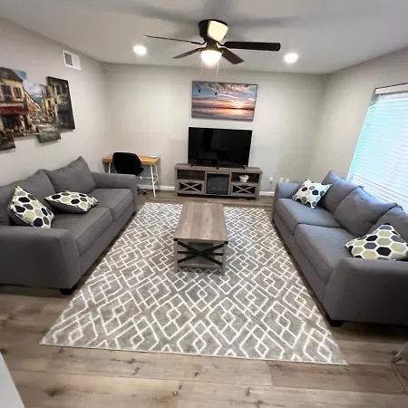 Cheerful 2 Bedroom Home 20 Minutes From Downtown
